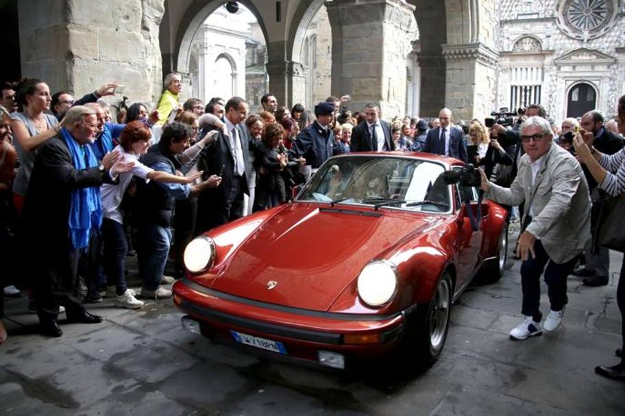 L&#39;arrivo della Porsche rossa di Michelle in Piazza Vecchia, a Bergamo Alta